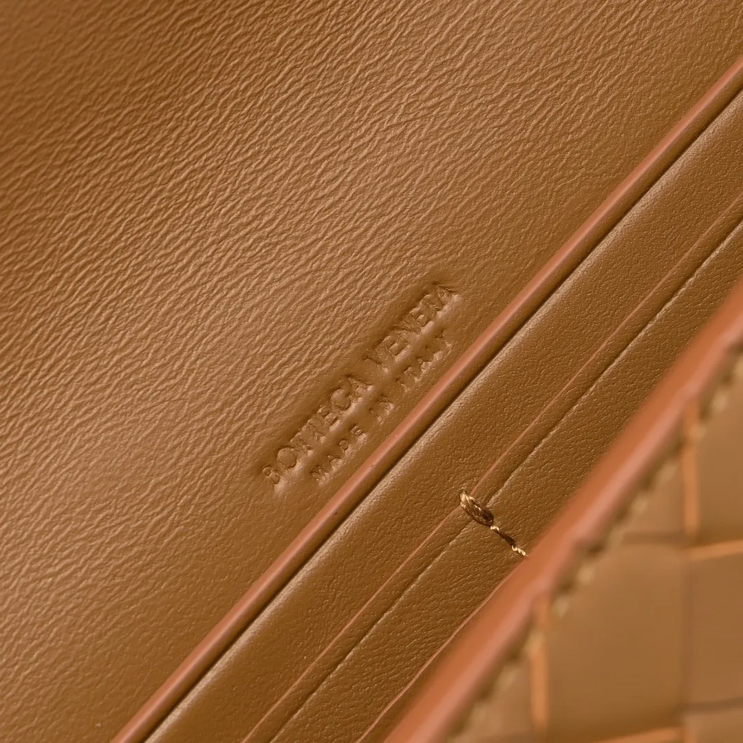 The batch of 1360 BV Andiamo evening handbags has been heavily planted again~ The designer aesthetics in the era of economic downturn are back. I fall in love with it at first sight and can't put it down. It's so beautiful and full of aura. The shape and texture are very competitive. It's light in weight and has sufficient capacity. It's a must-have for fashionistas. It's suitable for many occasions, minimalist, high-end and light luxury. Model No.: 741511 Size: 31*13*3cm